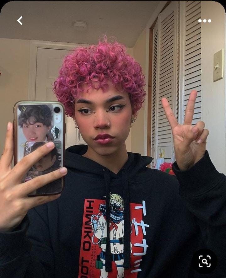 Imagem Com Cabelo Cacheado Curto Rosa