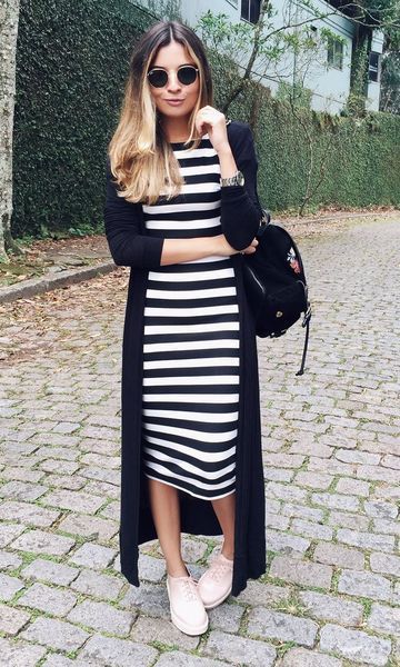 Imagem Com Vestido Listrado Horizontal Preto E Branco Midi