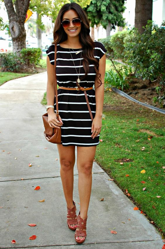 Imagem Com Vestido Listrado Horizontal Preto E Branco Curto Com Manga Curta