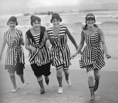 Imagem Com Mulheres Com Roupas Listradas Na Praia