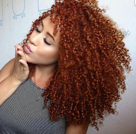 Imagem Com Morena Ruiva Avermelhada Cacheada