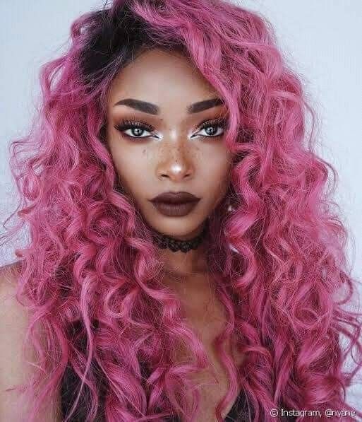 Imagem Com Cabelo Cacheado Rosa E Raiz Preta