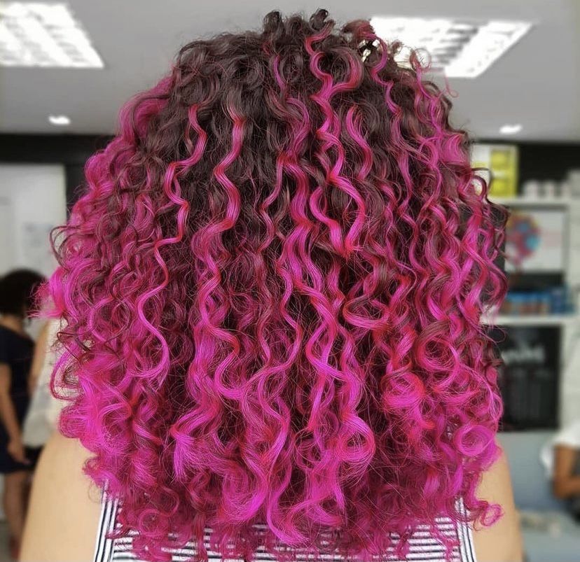 Imagem Com Cabelo Cacheado Rosa Vibrante Ombré