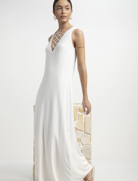 Vestidos Brancos: Modelo Em Crepe Com Bordado Imagem Vestido Branco Em Crepe Com Bordado