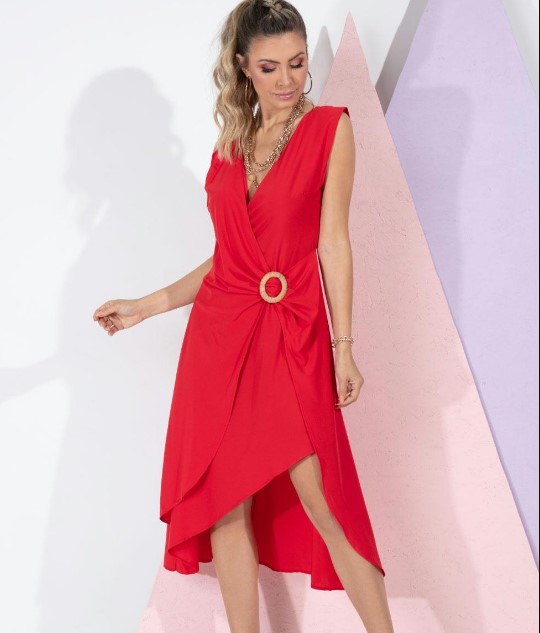 Vestidos Vermelhos: Modelo Midi Transpassado Com Fivela Imagem Vestido Vermelho Midi Transpassado Com Fivela