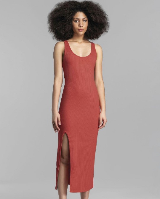 Vestidos Vermelhos: Modelo Terracota Midi Canelado Imagem Vestido Vermelho Terracota Midi Canelado