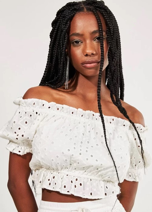 Imagem Blusa feminina moderna cropped em broderie