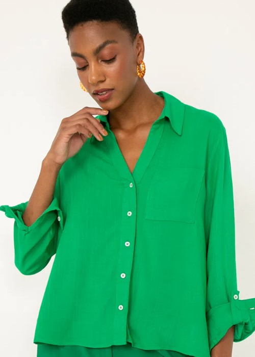 Imagem Camisa feminina social com bolsos verde