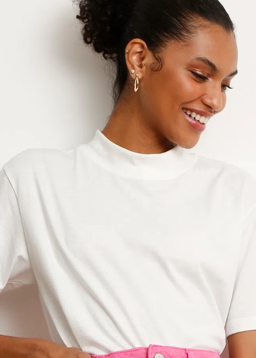 Imagem Camiseta feminina em promoção gola alta