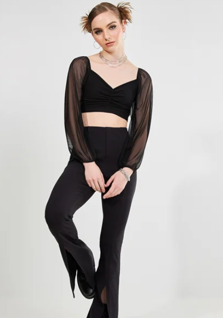 Imagem Calças jeans feminina preta com fenda flare