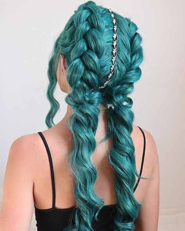 Imagem Com Cabelo Verde Água Com Trança Dupla