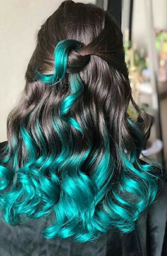 Imagem Com Cabelo Verde Água Semi Preso