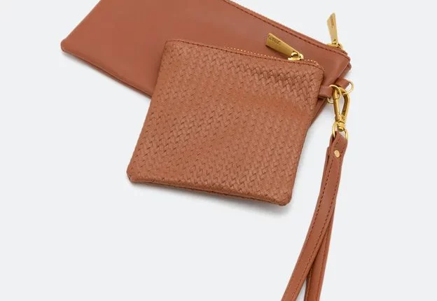 Carteira-clutch-com-alca-de-mao-bege.webp