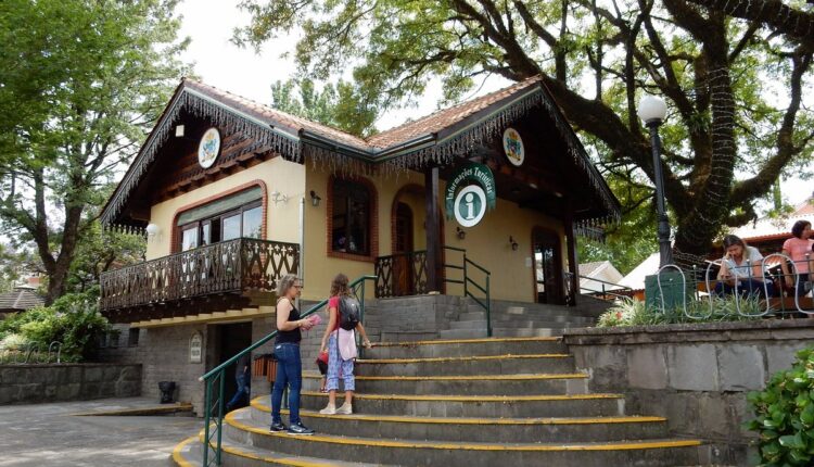 Centro-de-Gramado-e-a-Avenida-Borges-de-Medeiros