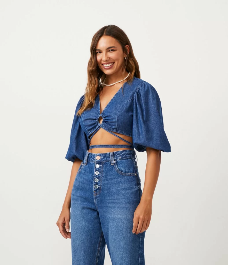 Imagem Cropped jeans azul com decote diferenciado