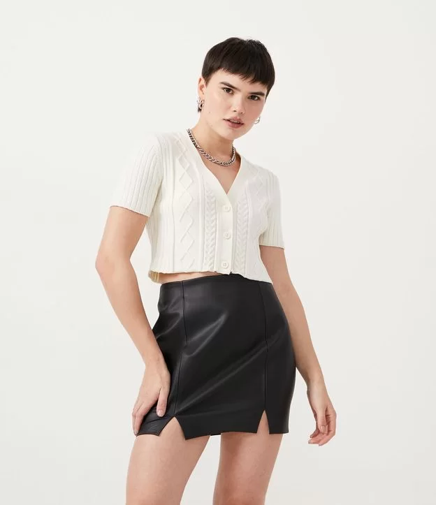 Cropped Tricot: Modelo Com Mangas Bege Imagem Cropped Tricot Com Mangas Bege