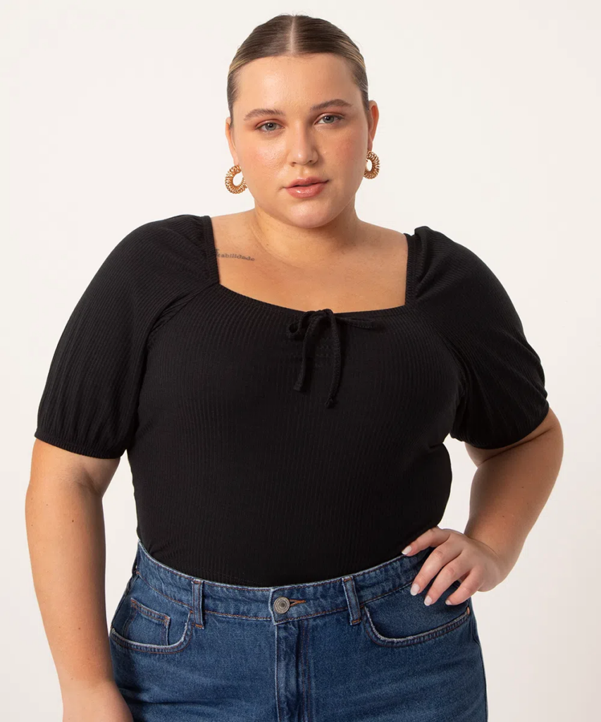 Imagem Cropped plus size preto com manga bufante