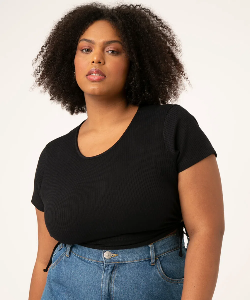 Imagem Cropped plus size preto manga curta