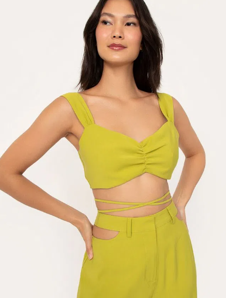 Imagem: Cropped top claro com amarrações