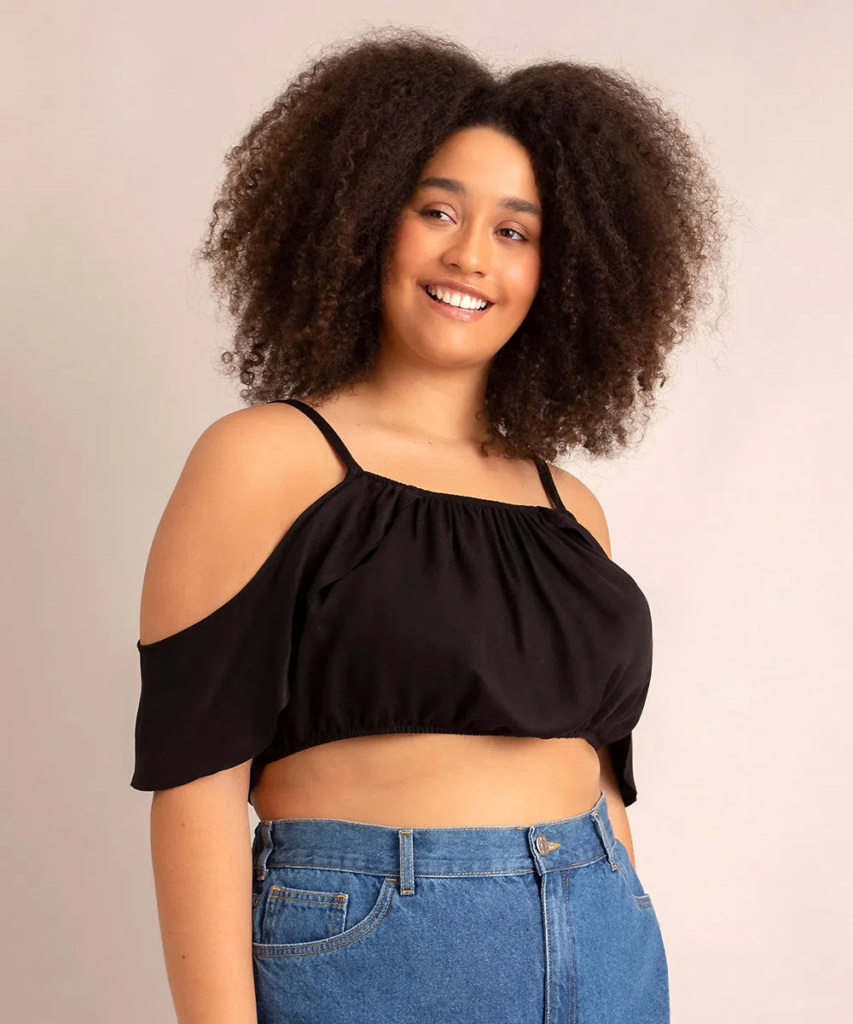 Imagem Cropped plus size preto com decote reto