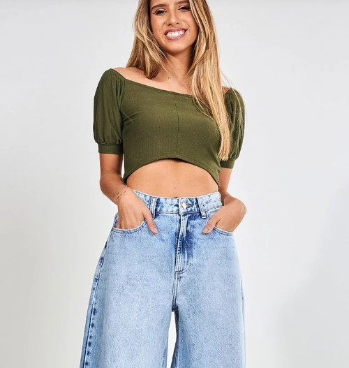 Cropped Verde Militar: Modelo Manga Bufante Imagem: Cropped Verde Militar Manga Bufante