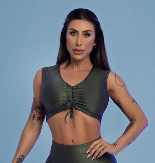 Cropped Verde Militar: Modelo Confort Cirre Imagem: Cropped Verde Militar Confort Cirre