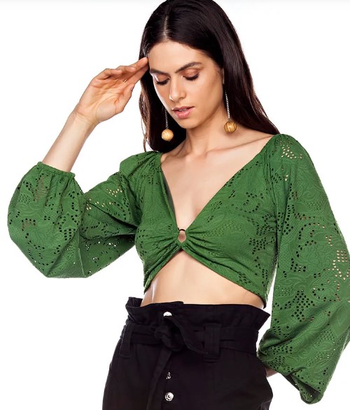 Cropped Verde Militar: Modelo Com Argola Imagem: Cropped Verde Militar Com Argola
