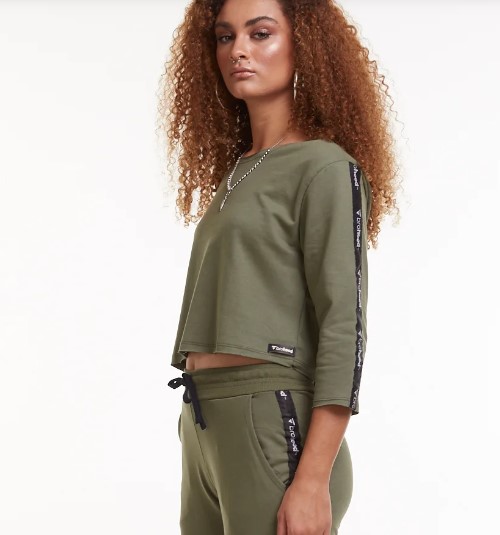 Cropped Verde Militar: Modelo Brohood Moletom Imagem: Cropped Verde Militar Brohood Moletom