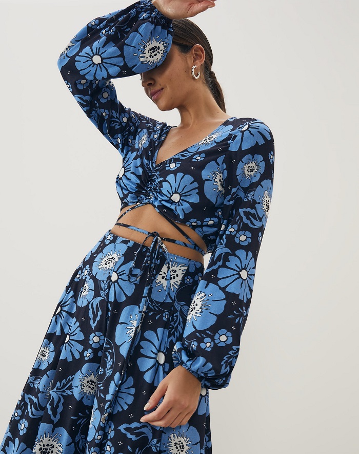 Cropped Estampado: Modelo Com Amarração Imagem Cropped Estampado Com Amarração