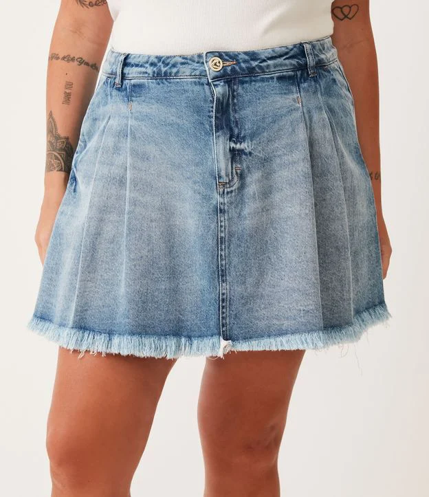 Imagem Minissaia jeans plus size azul com barra desfiada