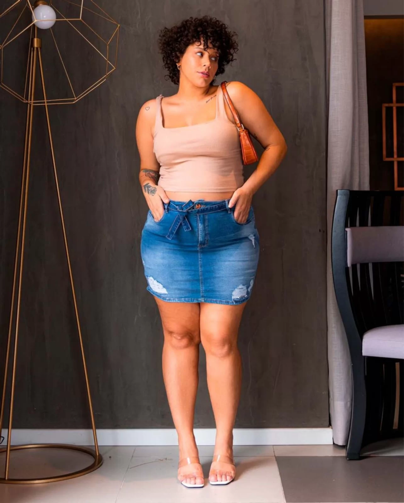 Imagem Minissaia jeans plus size azul com cinto