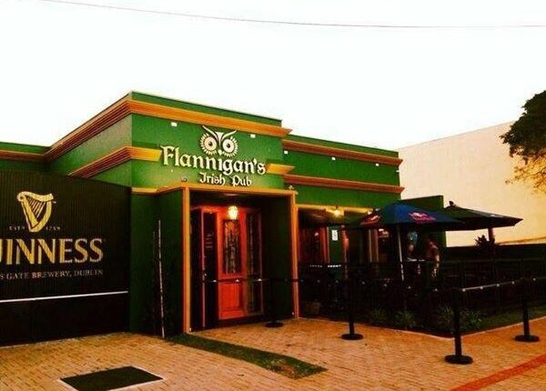 Imagem-com-Flannigans-Irish-Pub