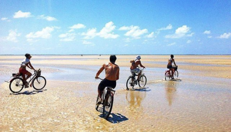 Imagem-com-passeio-de-bicicleta-na-praia