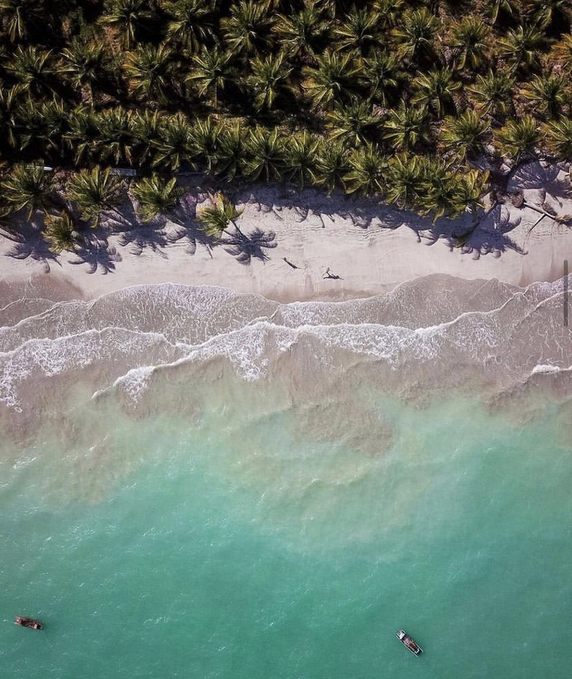 Imagem com visão superior da Praia do Toque