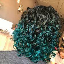 Imagem com cabelo cacheado pintado nas pontas