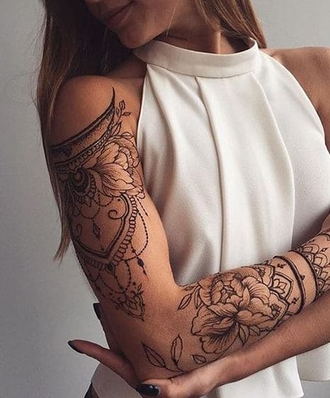 Imagem com tatuagem tribal feminina com traços modernos