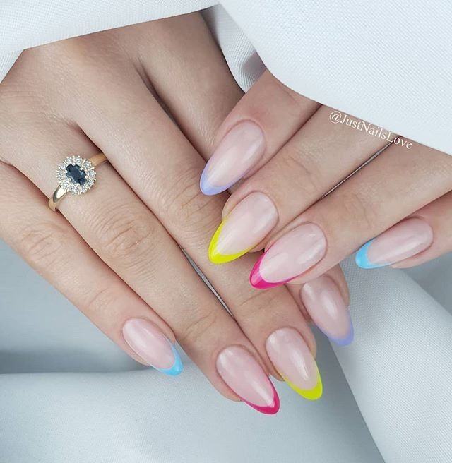 Imagem com Francesinha Neon Em Unhas Stiletto