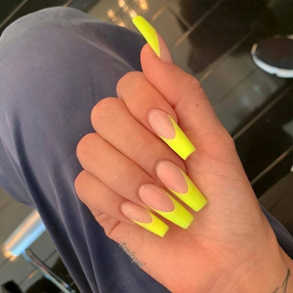 Imagem com Francesinha Neon Nas Unhas Compridas