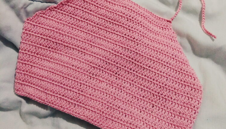 Imagem-com-cropped-frente-unica-de-croche-rosa