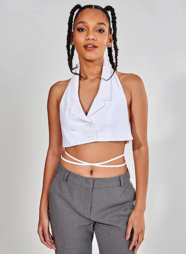 Imagem com cropped frente única e blazer branco