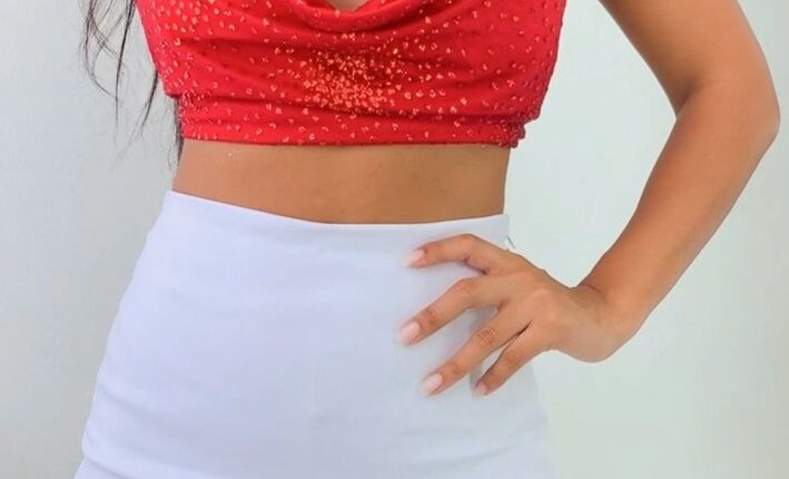 Imagem-com-cropped-frente-unica-vermelho-com-brilhos-e-short-branco