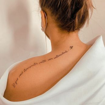 Imagem Com Tatuagem De Frase No Ombro
