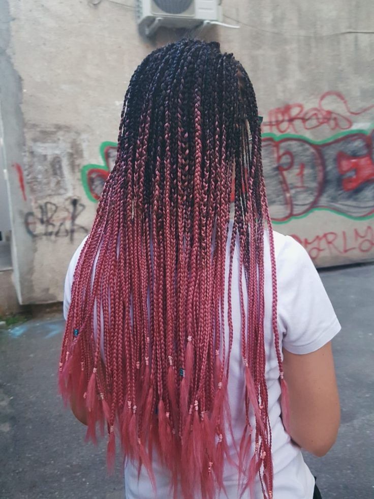 Imagem com box braids rosa envelhecido