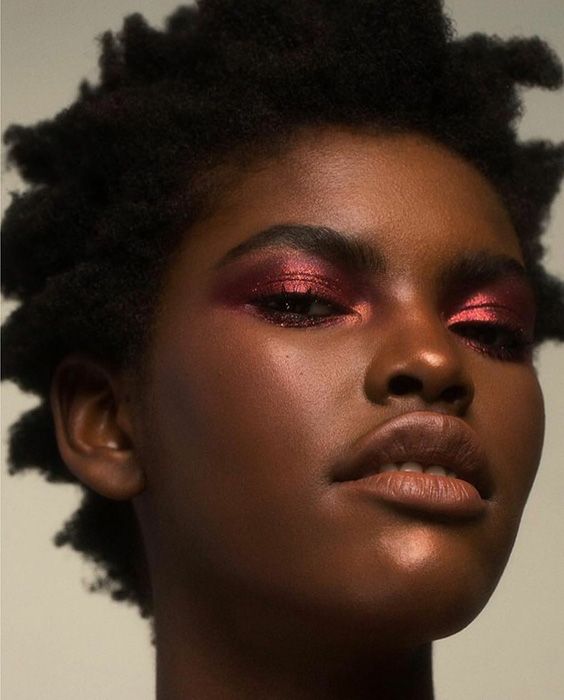 Maquiagem Com Sombra Vermelha: Tutorial E Dicas Para Combinar Com O Seu Look!