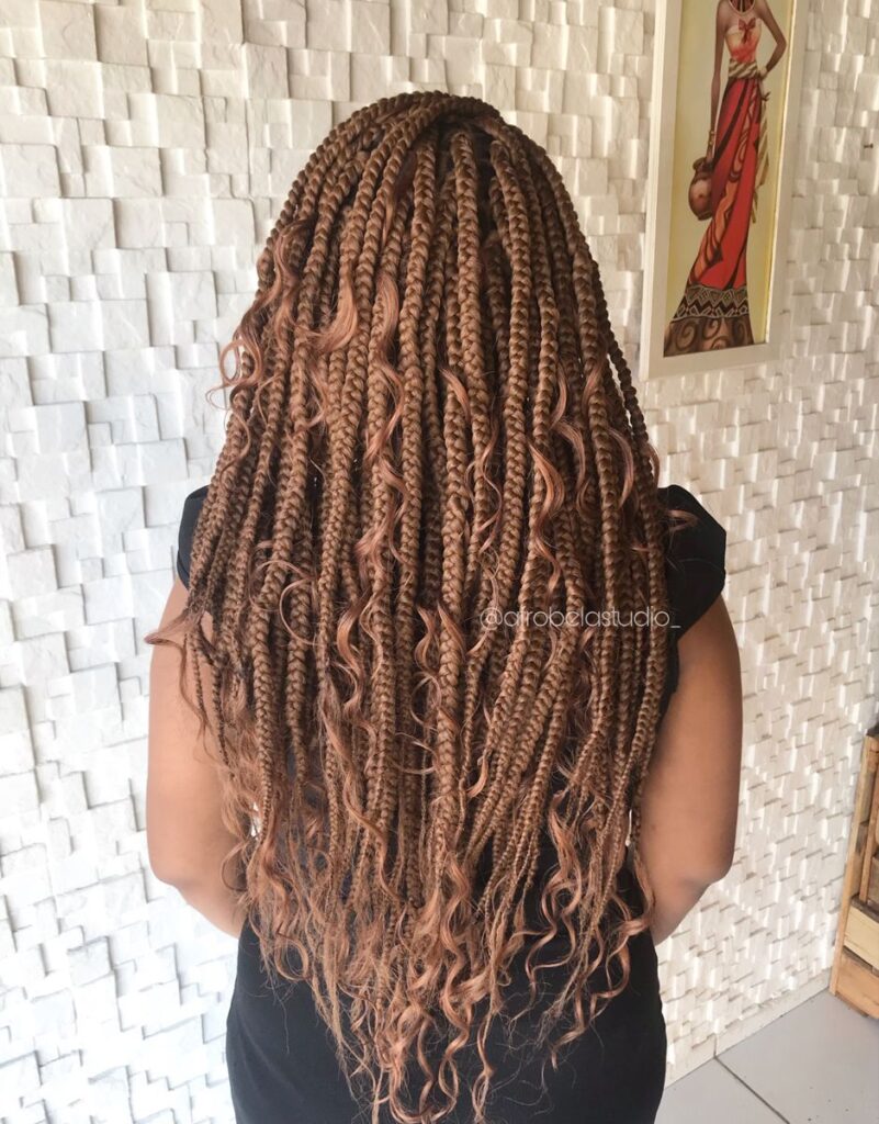 Imagem com goddess braids com mechas onduladas