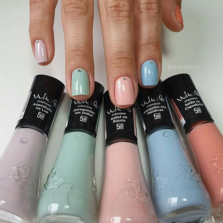 Imagem com unhas candy colors decoradas