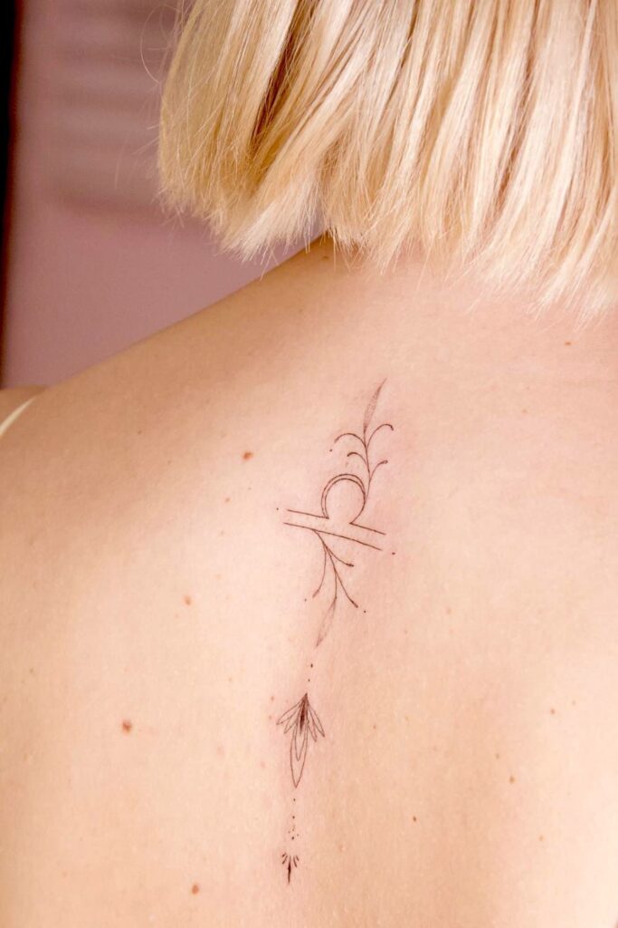Imagem com tatuagem de flor nas costas com signo de libra