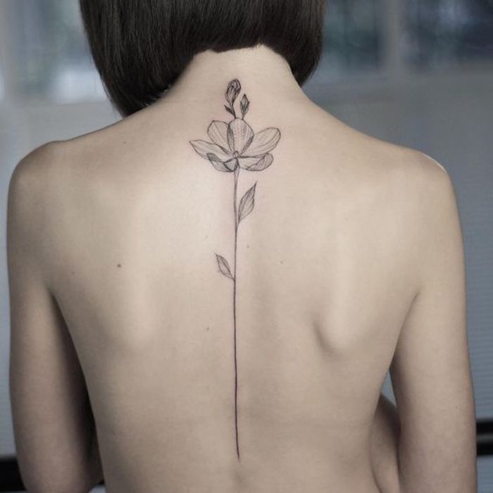 Imagem Com Tatuagem De Flor Nas Costas