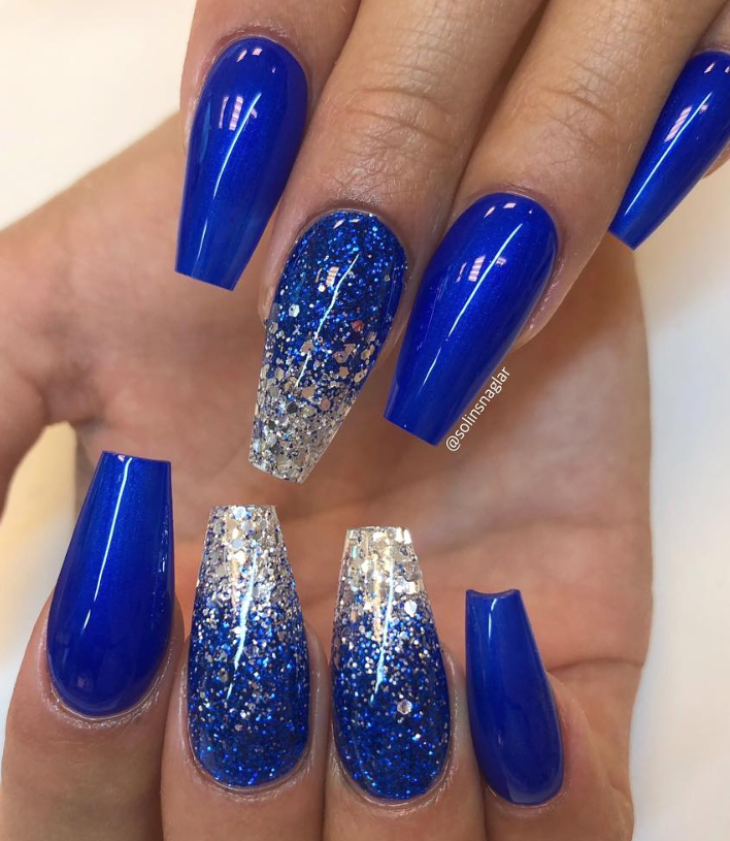 Imagem com unha bailarina azul escuro com glitter