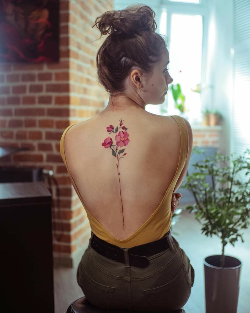 Imagem Com Tatuagem De Flor Nas Costas: Flores Vermelhas